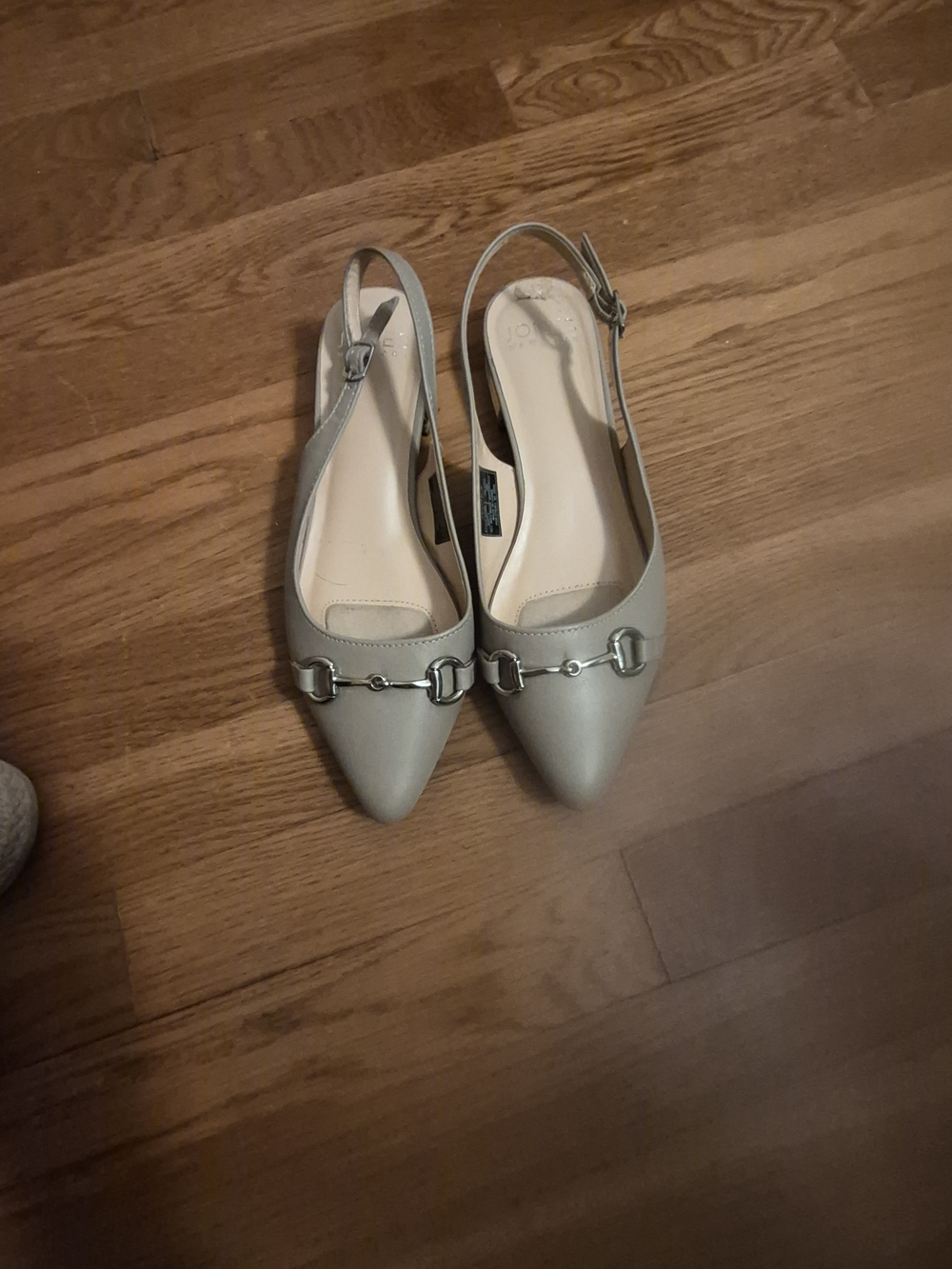 Jones New York Slingback Flats in Light Beige with Silver Bit Detail Size 8